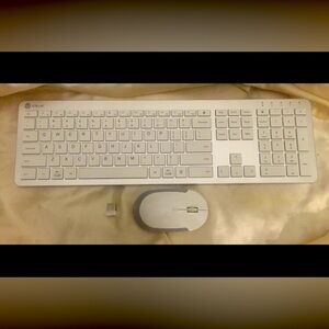 iClever 2.4 GHz Wireless Keyboard and Mouse Combo w/ dongle & batteries